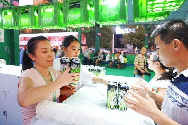 重慶啤酒節(jié)開幕 “啤酒王”10秒內(nèi)干完一杯啤酒