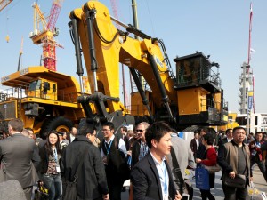 室外展區(qū)礦用挖掘機(jī)